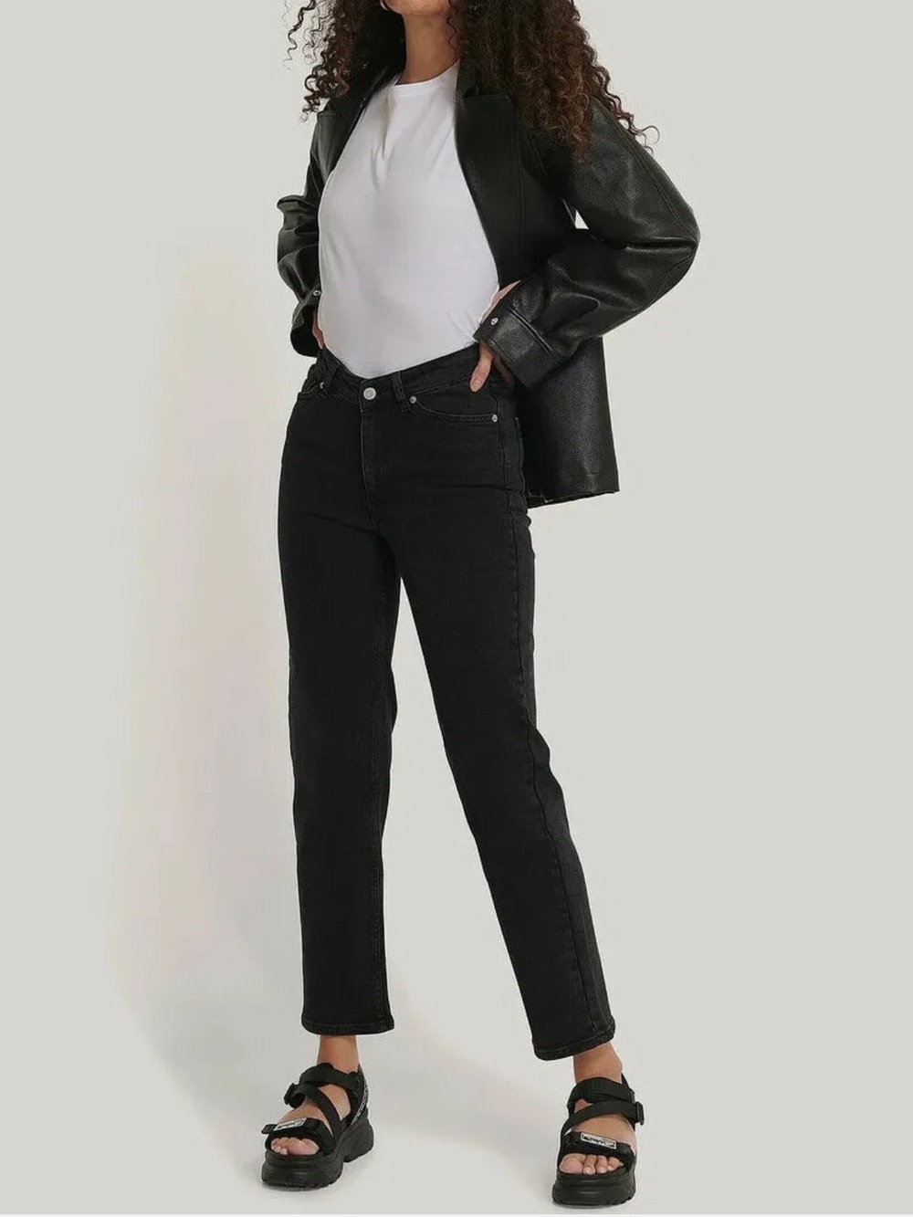 NA-KD V-shaped Waist Straight Denim in Black